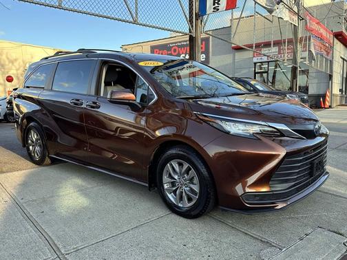 2022 Toyota Sienna LE