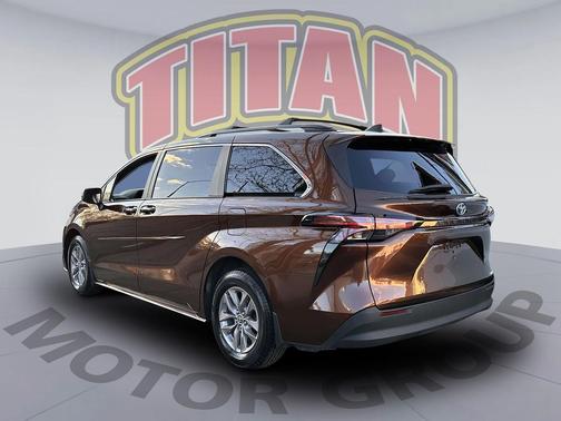 2022 Toyota Sienna LE