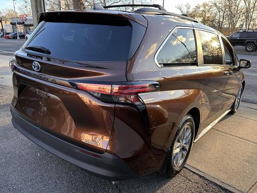 2022 Toyota Sienna LE