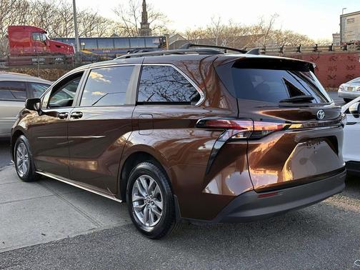 2022 Toyota Sienna LE