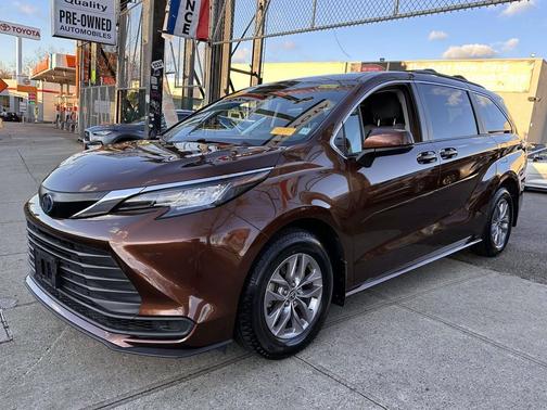 2022 Toyota Sienna LE