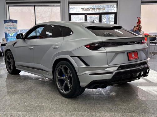 2024 Lamborghini Urus S