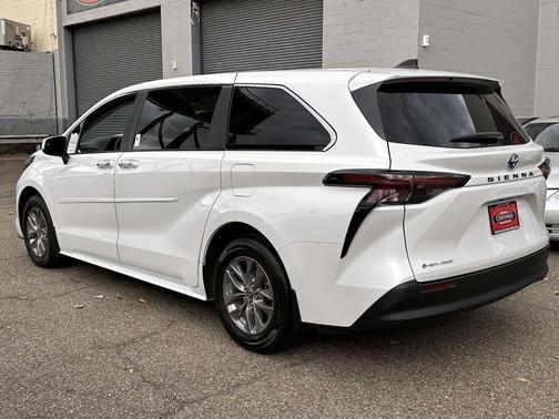 2025 Toyota Sienna XLE