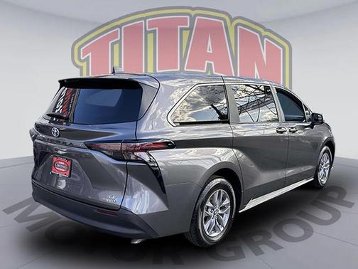 2024 Toyota Sienna LE