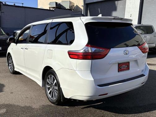 2020 Toyota Sienna XLE