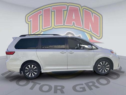 2020 Toyota Sienna XLE