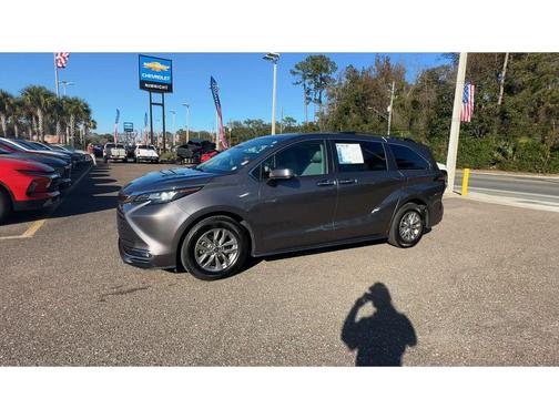 2022 Toyota Sienna XLE
