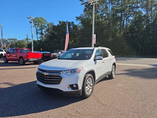 Iridescent Pearl Tricoat 2021 Chevrolet Traverse LT Cloth