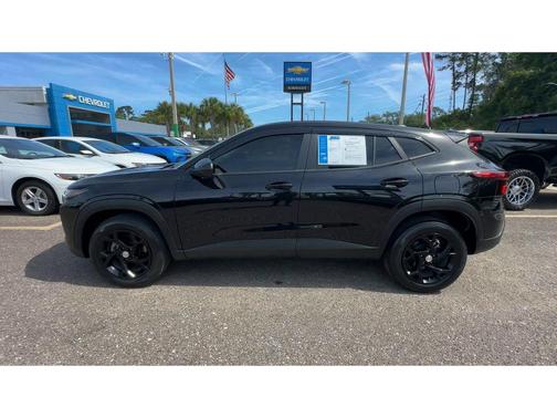 Mosaic Black Metallic 2025 Chevrolet Trax LS