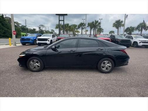 2024 Hyundai ELANTRA SE