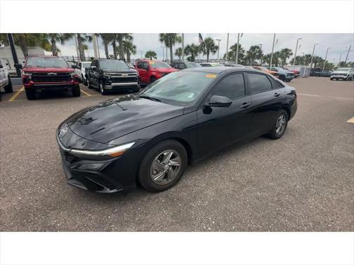 2024 Hyundai ELANTRA SE