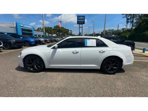 Bright White Clearcoat 2022 Chrysler 300 S