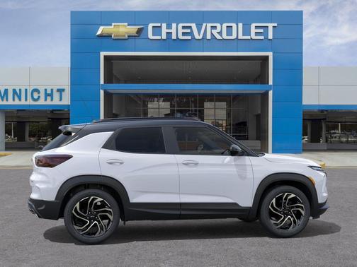Iridescent Pearl Tricoat 2026 Chevrolet Trailblazer RS