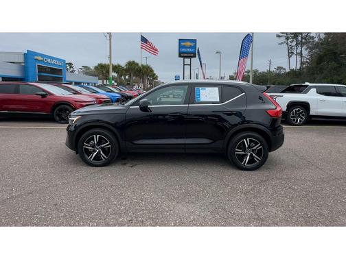 2024 Volvo XC40 B5 Core Dark Theme