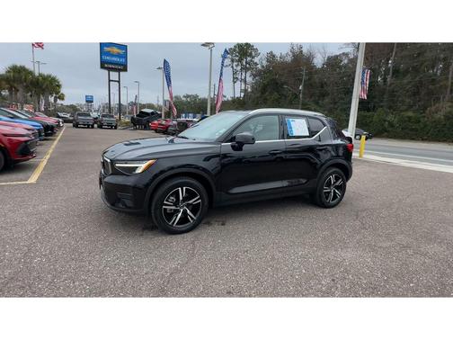 2024 Volvo XC40 B5 Core Dark Theme
