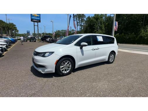 Bright White Clearcoat 2023 Chrysler Voyager LX