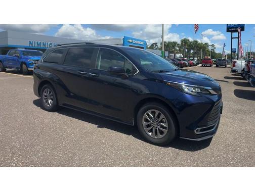2023 Toyota Sienna XLE 8 Passenger