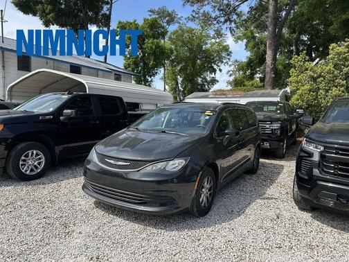 Brilliant Black Crystal Pearlcoat 2020 Chrysler Voyager LXI