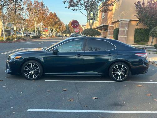 Galactic Aqua Mica 2018 Toyota Camry SE