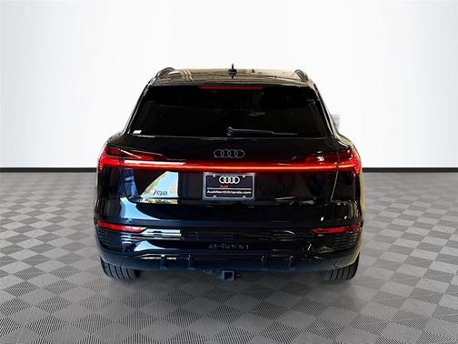 Mythos Black Metallic 2024 Audi Q8 e-tron Prestige