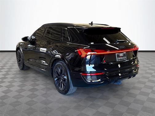 Mythos Black Metallic 2024 Audi Q8 e-tron Prestige