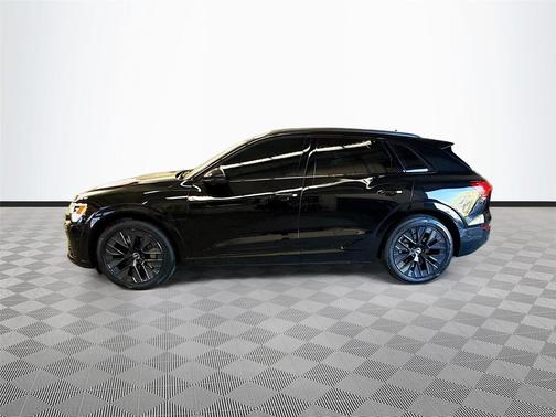 Mythos Black Metallic 2024 Audi Q8 e-tron Prestige