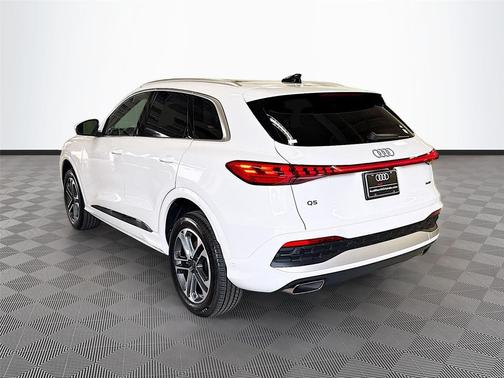 Glacier White Metallic 2026 Audi Q5 Premium Plus TFSI quattro S tronic