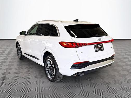 Glacier White Metallic 2026 Audi Q5 Premium Plus TFSI quattro S tronic