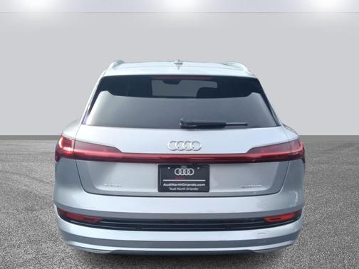 2022 Audi e-tron Premium Plus