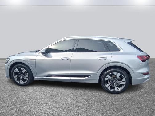 2022 Audi e-tron Premium Plus