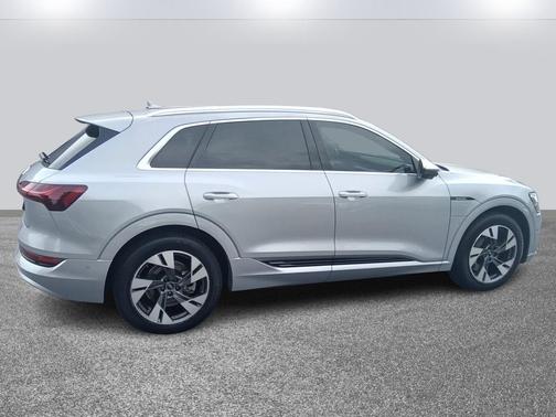 2022 Audi e-tron Premium Plus