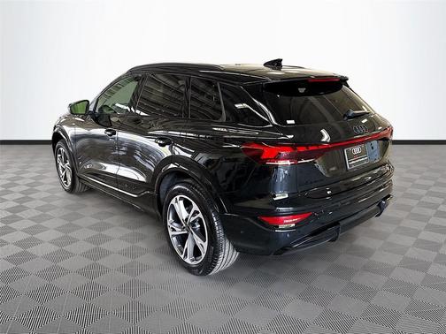 Mythos Black Metallic 2027 Audi Q6 e-tron Premium Plus