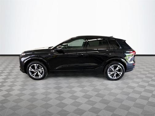 Mythos Black Metallic 2027 Audi Q6 e-tron Premium Plus