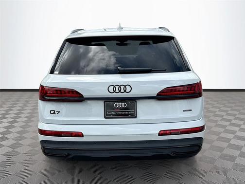Glacier White Metallic 2023 Audi Q7 55 Prestige