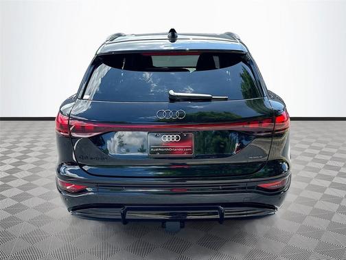 Mythos Black Metallic 2027 Audi Q6 e-tron Prestige