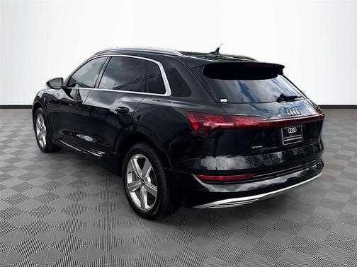 Mythos Black Metallic 2019 Audi e-tron Premium Plus