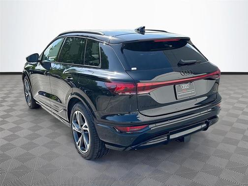 Mythos Black Metallic 2027 Audi Q6 e-tron Prestige