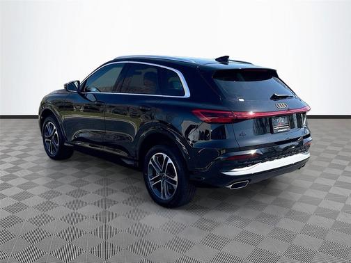 Mythos Black Metallic 2025 Audi Q5 Premium TFSI quattro S tronic