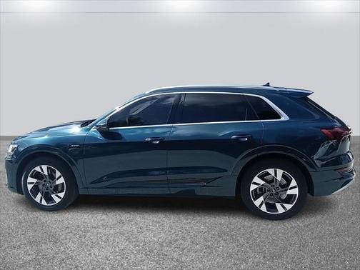 2022 Audi e-tron Premium Plus