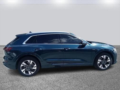 2022 Audi e-tron Premium Plus