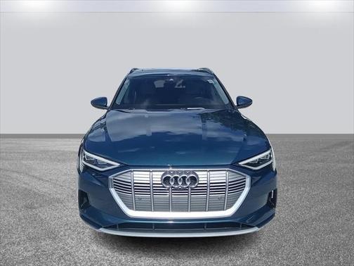 2022 Audi e-tron Premium Plus