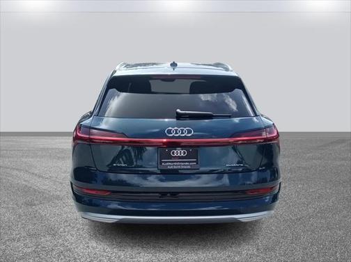 2022 Audi e-tron Premium Plus