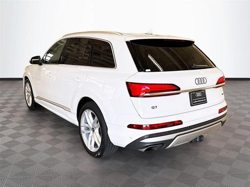 Glacier White Metallic 2025 Audi Q7 55 Premium Plus