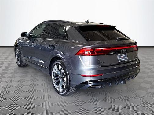 Daytona Gray Pearl Effect 2026 Audi Q8 55 Premium Plus