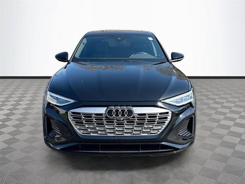 Mythos Black Metallic 2024 Audi Q8 e-tron Premium Plus