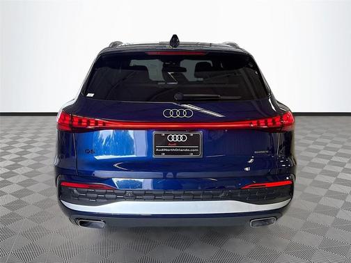 Navarra Blue Metallic 2026 Audi Q5 Premium TFSI quattro S tronic
