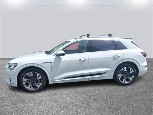 2022 Audi e-tron Premium Plus