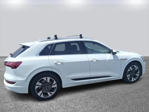 2022 Audi e-tron Premium Plus