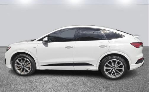 2022 Audi e-tron Premium Plus