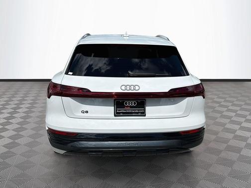 Glacier White Metallic 2024 Audi Q8 e-tron Premium